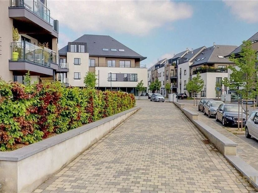 PENTHOUSE dicht bij voorzieningen in een klein condominium. Gelegen in de wijk "Petit Baulers", zal dit appartement van 151 m² u verrassen met zijn he