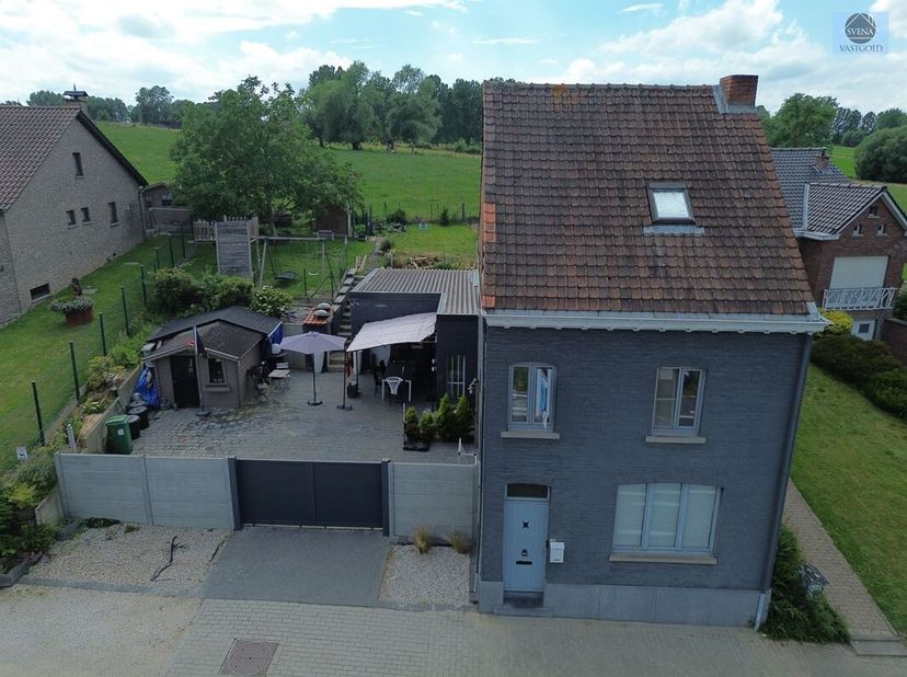 ZEER LEUKE WONING MET 3 KAMERS EN TUIN<br />
Vraagprijs : 299.000 euro<br />
Leuke woning met 3 kamers, tuin en ruim terras met een elektrische toegan