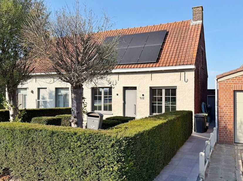 De woning omvat een ruime en lichtrijke leefruimte, een ingerichte keuken en een badkamer op de tussenverdieping (voute), voorzien van een ligbad, toi
