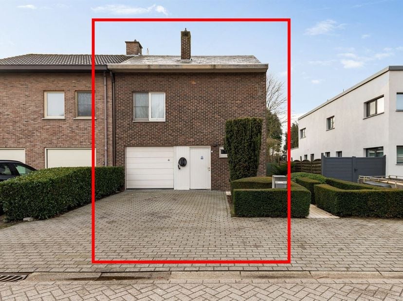 In een rustige en doodlopende straat vinden we deze halfopen bebouwing met een gebruiksoppervlakte van 250 m².<br />
Bij het betreden van de woning ko