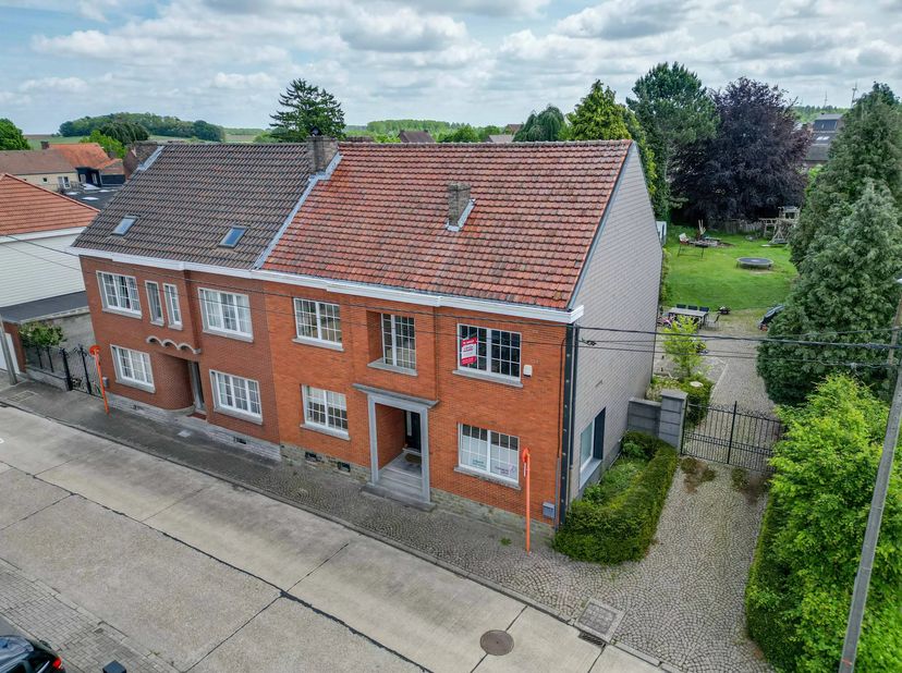 Deze woning ligt in de Walshoutemstraat, dichtbij het centrum van Landen en op slechts een viertal minuten van de dichtstbijzijnde oprit van de E40.<b