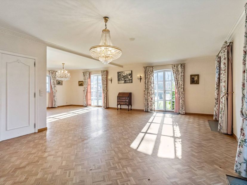 Cette villa polyvalente est située sur un terrain de 1 515 m² dans le quartier résidentiel verdoyant très recherché de Berkenveld, au 61 Berkenlaan à