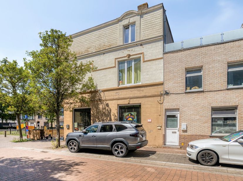 Wonen en werken in hartje stad, wat een ideale combinatie. Het gebouw is gelegen aan een heringericht plein, tussen de 2 drukste straten, op 1300 mete