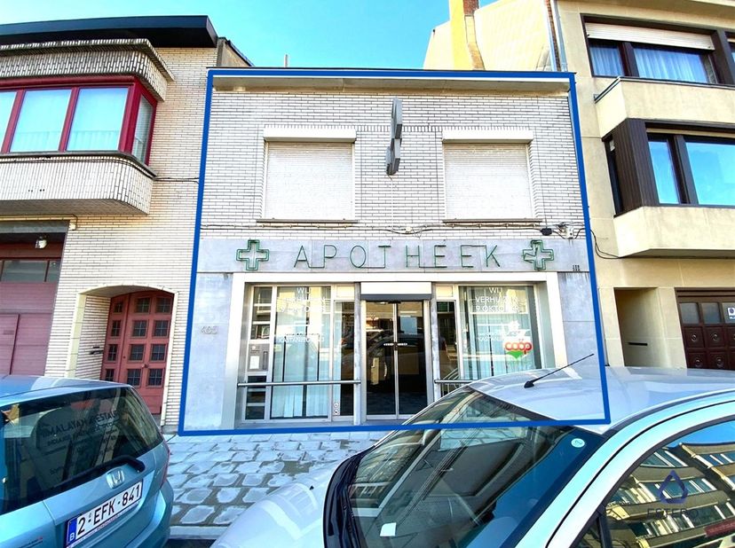 Cette maison commerciale, autrefois une pharmacie, est idéalement située dans une rue facilement accessible et très fréquentée. Grâce à son emplacemen