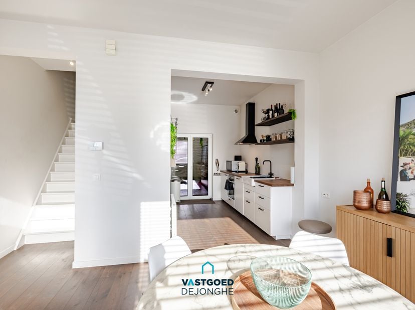 Gelegen nabij het centrum van Gent treffen we deze instapklare, volledig gerenoveerde woning aan.<br />
<br />
De woning heeft de volgende indeling: l