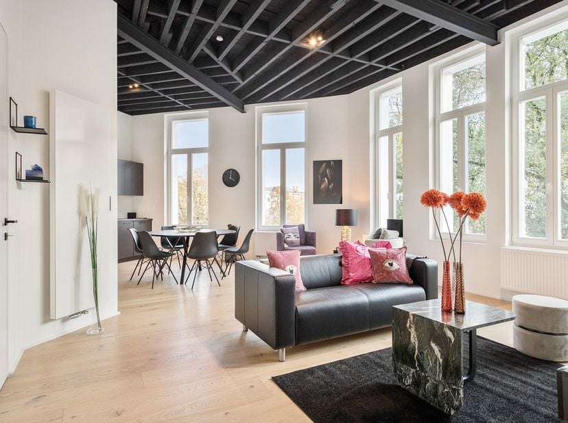 Luxueus en lichtrijk 2-slaapkamerappartement op een absolute toplocatie op Antwerpen Zuid, recht tegenover het KMSKA. Dit instapklare appartement comb