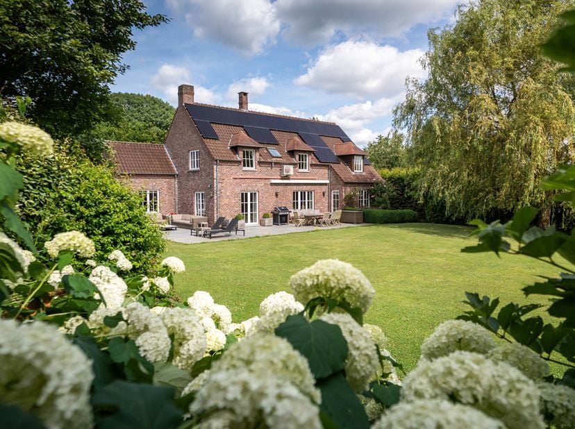Lasne, in het hart van de landelijke wijk Couture-Saint-Germain, prachtige villa (5SLK/5BAD) gebouwd in 2001 op een schitterend perceel van 34 are 29