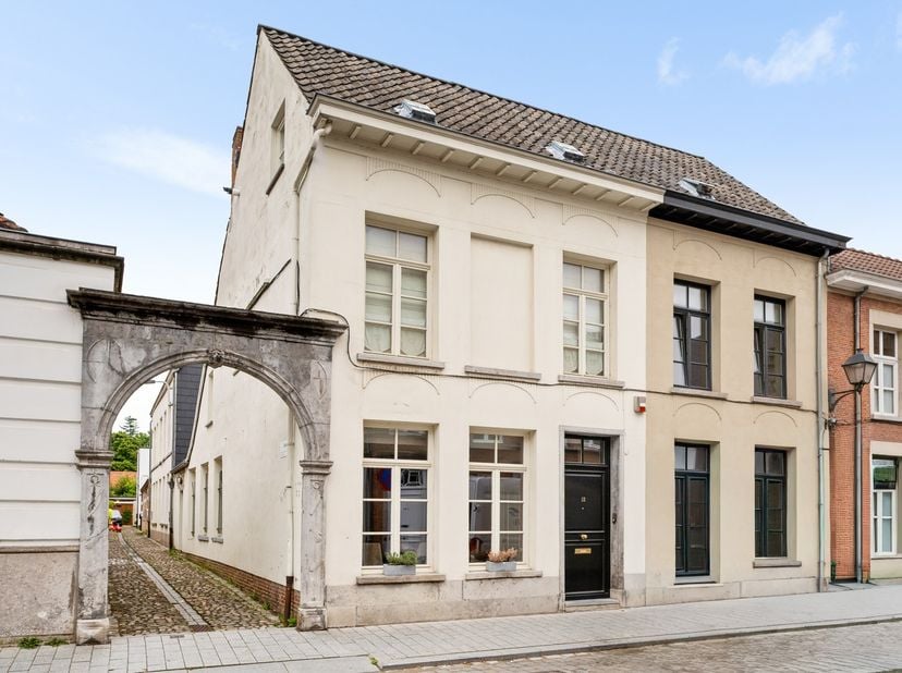 Ontdek deze charmante woning aan de Begijnhofstraat in Lier, waar ruimte en comfort samenkomen in een aangename sfeer. En dit alles met de stadsvesten