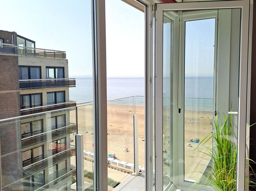 Droomt u van een eigen stek aan zee op wandelafstand van het strand? Dan is dit lichtrijke en instapklare appartement zeker een bezoek waard.<br />
<b