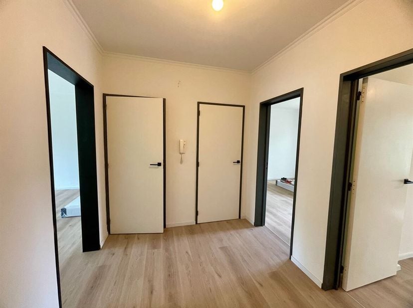 Gelijkvloers appartement (2 slpk) met tuin en garage te huur!<br />
Ligging: Centraal gelegen met winkels, horeca, scholen, openbaar vervoer, ... op w
