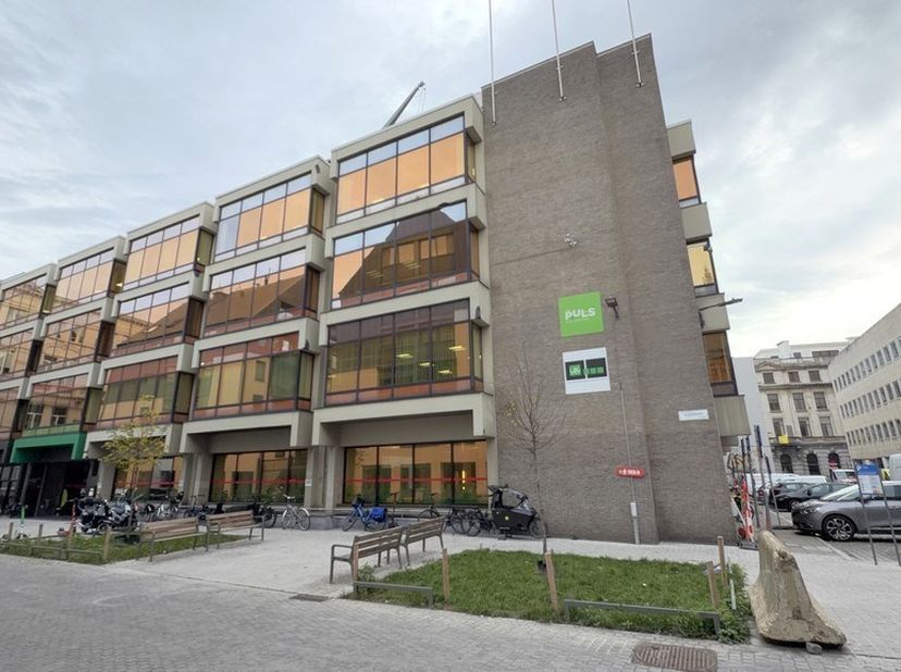 Dans un emplacement de choix au centre d'Anvers, à proximité du campus universitaire Carolus et entre la Korte Nieuwstraat et la Eiermarkt, des espace