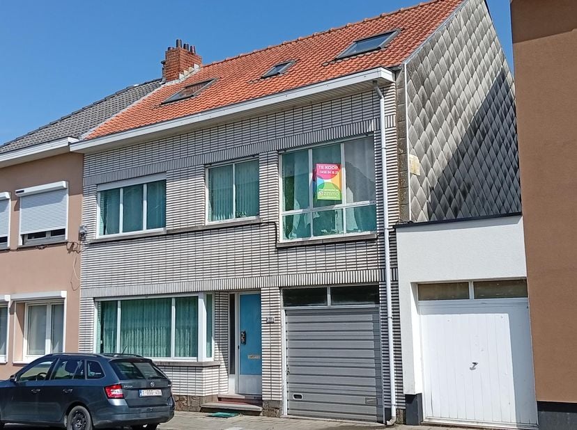 Grande maison familiale avec jardin et atelier. A proximité, des commerces, écoles, transports en commun. Maison spacieuse avec une façade de 9 mètres
