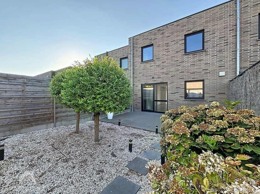 Deze stijlvolle BEN-woning combineert een rustige topligging in Kuurne met hedendaags wooncomfort en een energiezuinige afwerking. Je wordt verwelkomd
