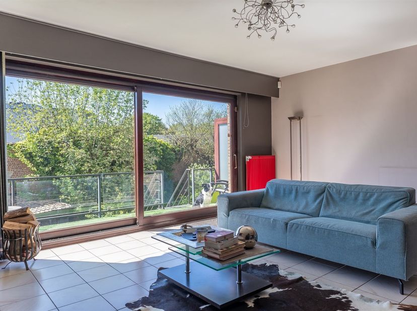 Property One biedt u dit triplex penthouse aan, ideaal gelegen aan de rand van Ukkel, in een kleine mede-eigendom van drie eenheden zonder lasten, in