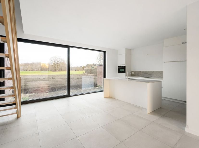 Deze halfopen nieuwbouwwoning is landelijk gelegen op slechts 5 km van het centrum van Heist-op-den-Berg en Wiekevorst en heeft achteraan vrij uitzich