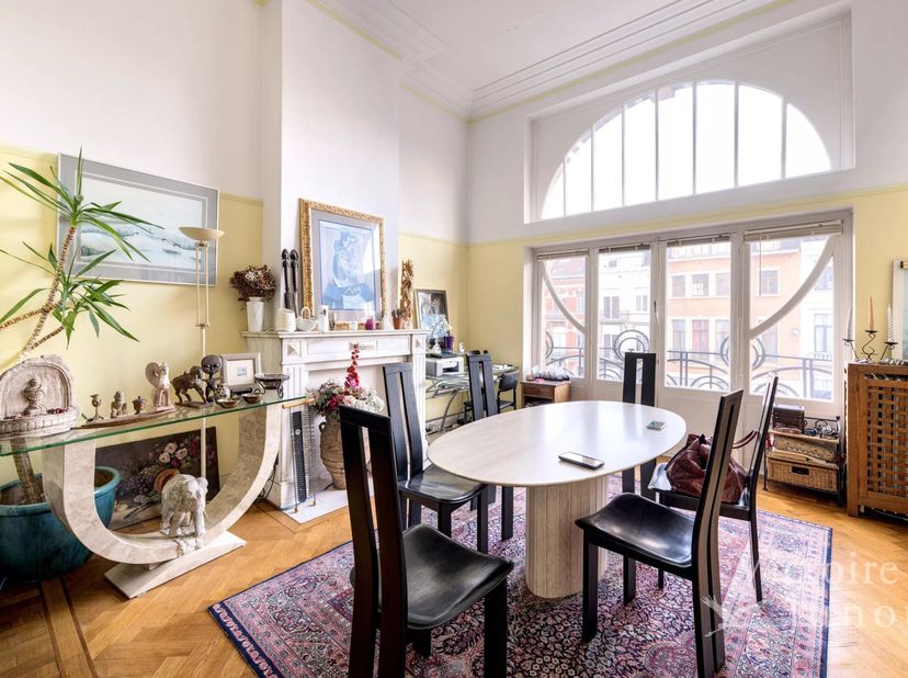 Victoire Junot vous présente, dans un quartier prisé dIxelles, à proximité du Bois de la Cambre et du cimetière dIxelles, un élégant hôtel de maître d