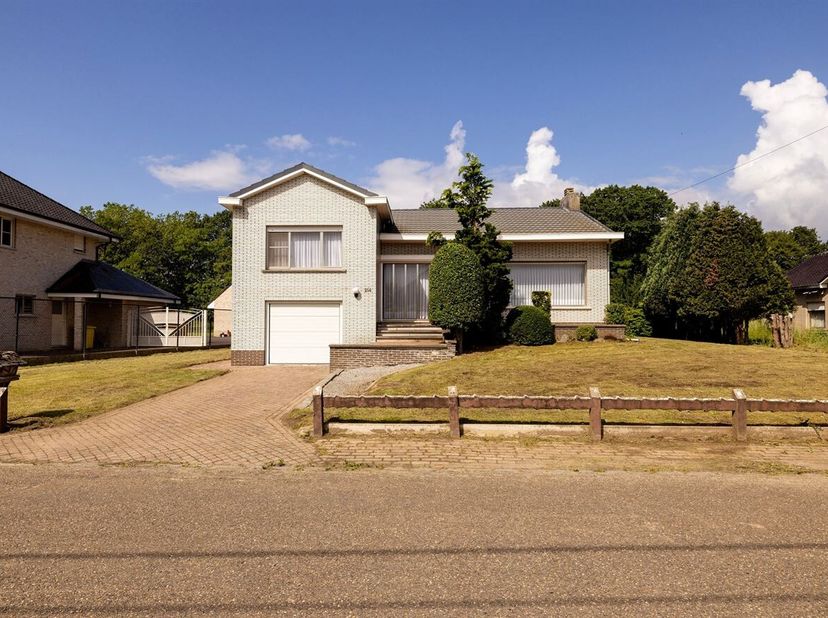 Bâtiment ouvert à rénover avec 3 chambres et un garage spacieux à Larum<br />
Situation : Ce bâtiment ouvert à rénover est situé au calme à Larum, une