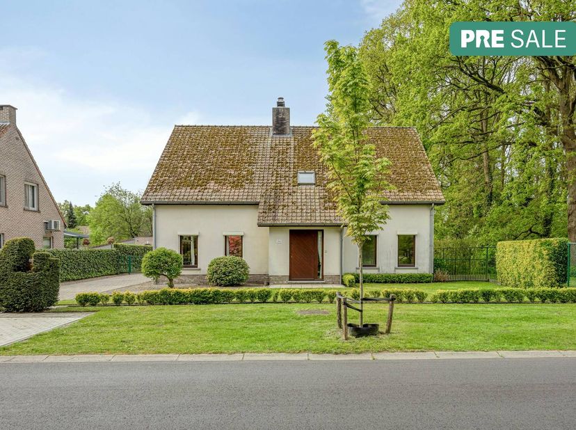 Bent u op zoek naar een residentieel gelegen open bebouwing met veel ruimte en een groene ligging? Dit huis te koop in Turnhout garandeert een goede b