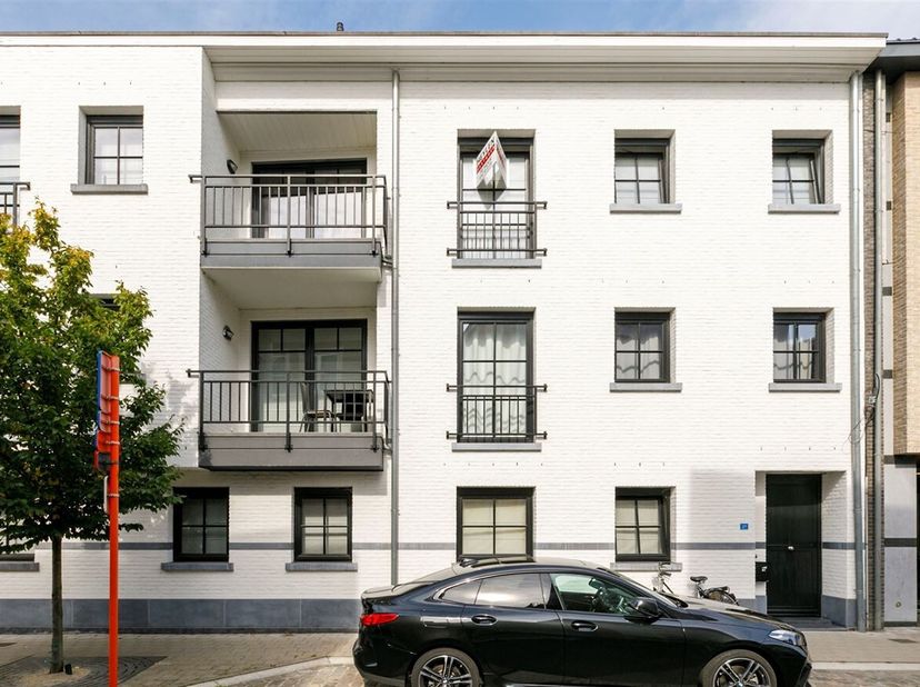 Ruim en instapklaar appartement met 2 slaapkamers en terras.<br />
Ligging: Het appartement bevindt zich vlakbij het station van Herentals. Winkels, o