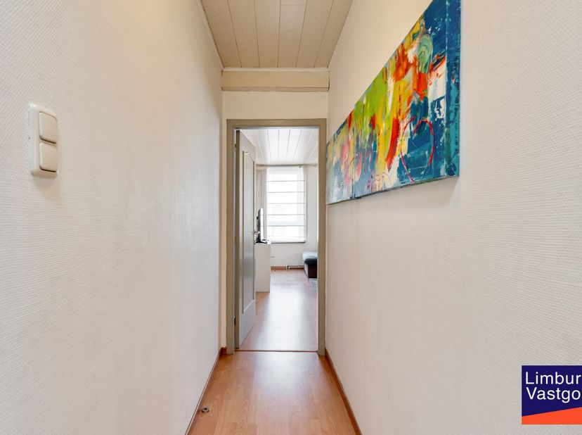 Instapklaar tweeslaapkamer appartement met ruim terras, gelegen in een kleinschalig appartementsgebouw in het centrum van Diepenbeek.  Alle faciliteit