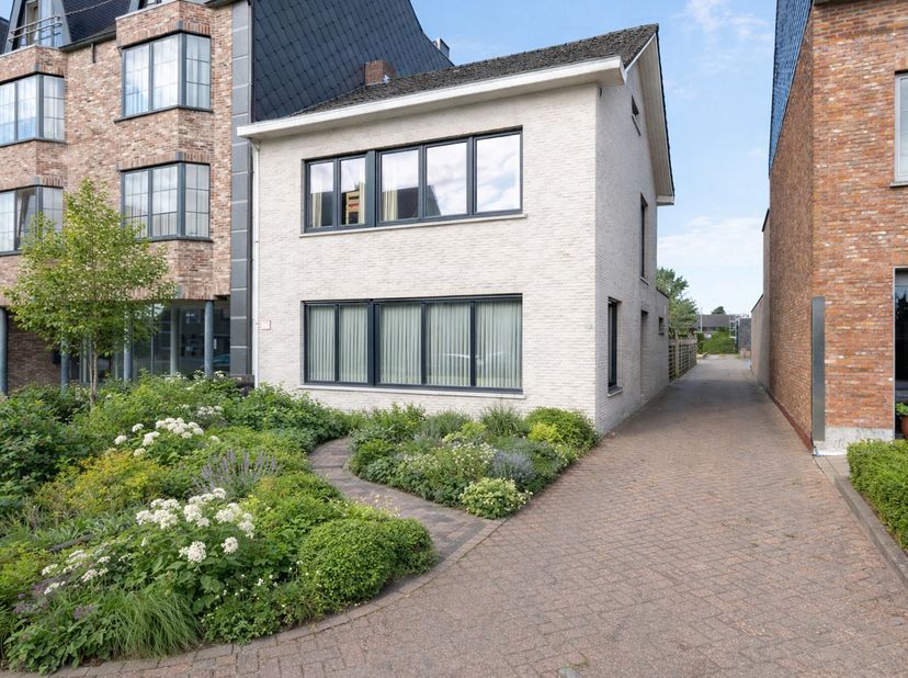 NIEUWE VOORWAARDEN!!!<br />
Uitstekende gezinswoning met 3 ruime slaapkamers in centrum Ravels, badkamer en keuken volledig vernieuwd in 2013, buitens