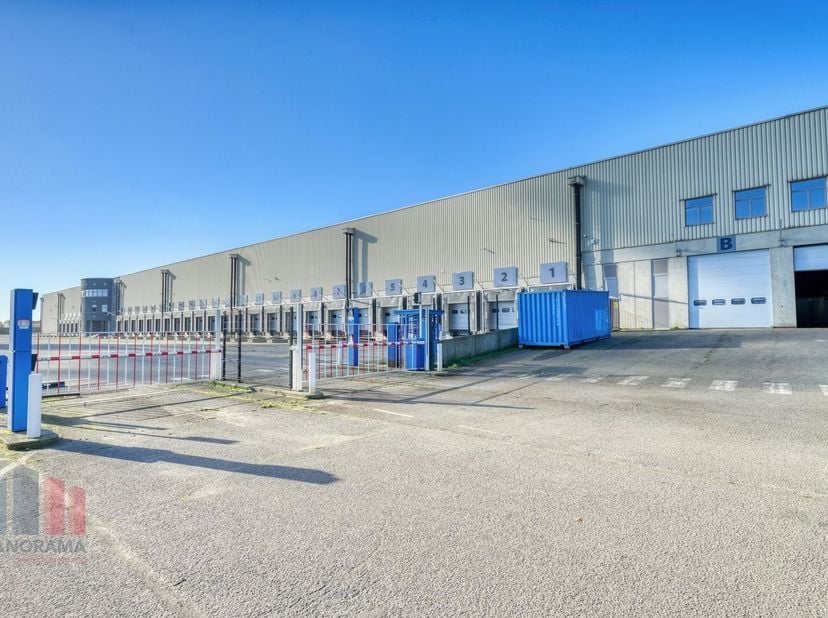Fantastisch gelegen logistieke site te huur: +/- 30.834 m² opslagruimte (opdeelbaar vanaf +/- 11.500 m² met 6 kades) op een terrein van&amp;nbsp;58.732 m²