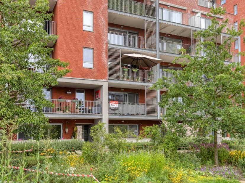 Welkom in dit moderne appartement, gelegen op de eerste verdieping van een prachtig gebouw in het hart van Gent. Met een bewoonbare oppervlakte van 98