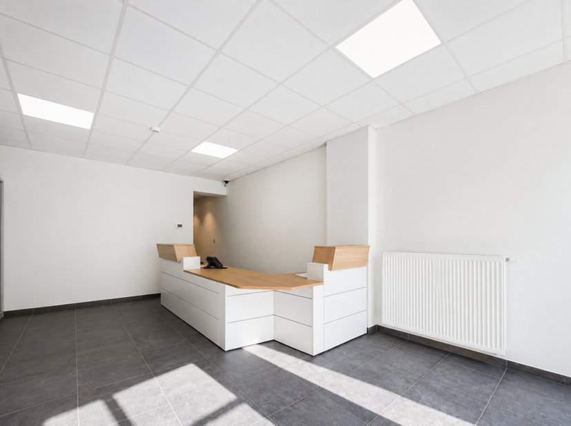 Au rez-de-chaussée, on entre dans un premier espace bureau de 50 mètres carrés avec une vitrine offrant une belle visibilité. On retrouve ensuite un e