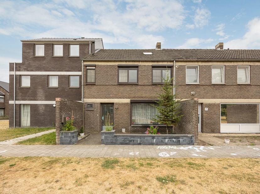 Goed gelegen, instapklare gezinswoning met 5 slpk te Ravels<br />
EPC: C-label | Rustige, kindvriendelijke wijk | 5 afgewerkte slaapkamers!<br />
Omsc