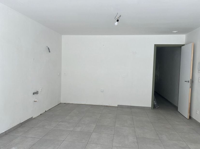 Deze gelijkvloerse wooneenheid beschikt over 2 slaapkamers en combineert comfort met privacy. Het appartement geniet van een zuidgericht terras, een p