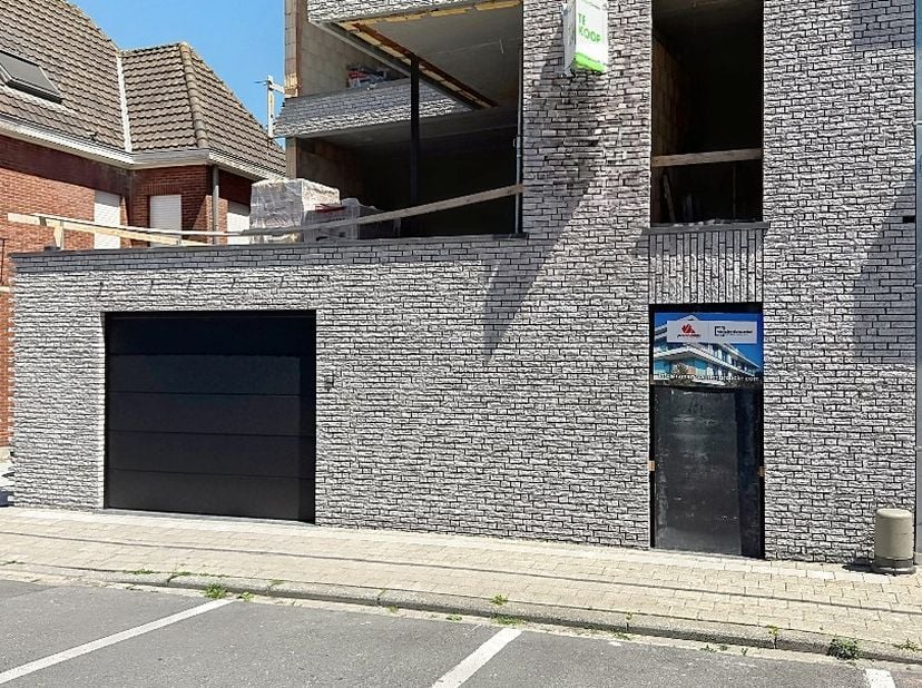 Dit nieuwbouwappartement is gelegen in een kleinschalige residentie bestaande uit 2 appartementen, 3 garages, 2 ruime privé bergingen en een groenzone