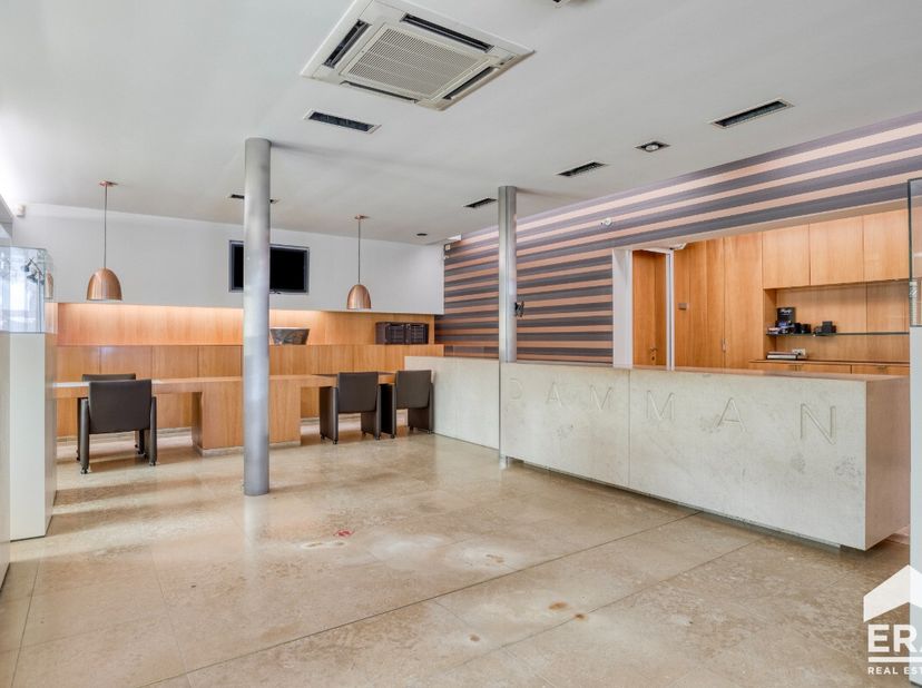 Commercieel gelegen en ruim handelspand met woning.Zeer ruime handelsruimte die geschikt is voor diverse doeleinden, gelegen in centrum Koolskamp, met
