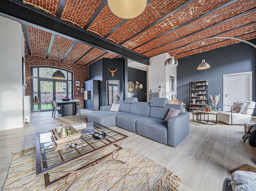 À la recherche d’un bien d'exception? Ce loft unique en son genre est idéalement situé dans un clos privé et il pourrait bien être votre prochain coup