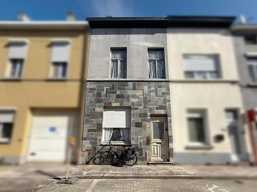 TE RENOVEREN RIJWONING -<br />
Rijwoning gelegen in het hart van Ledeberg (Gent) - renovatieproject.<br />
Het gelijkvloers biedt naast de hal en nach