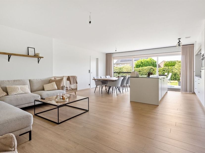 Appartement de plain-pied prêt à emménager (2021) avec grand jardin, cave et place de parking souterraine<br />
 Ce magnifique appartement de plain-pi