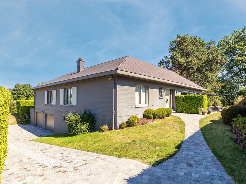Cette charmante villa de plain-pied, idéalement située dans un quartier résidentiel calme de Meise, allie un agencement pratique à des espaces de vie