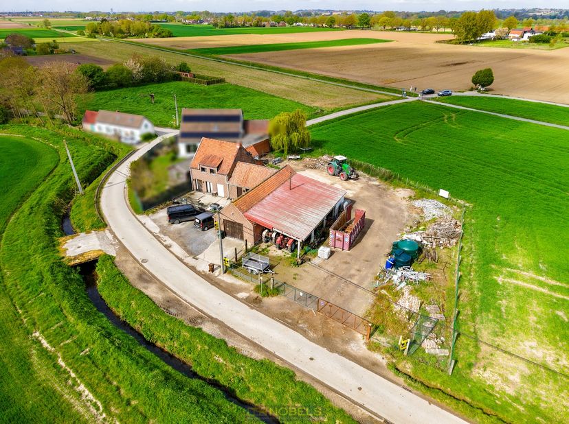 TE RENOVEREN EIGENDOM met woning en loods, gelegen op een UITERST RUSTIGE en LANDELIJKE LOCATIE te Melden (Oudenaarde) met prachtig uitzicht op de Kop