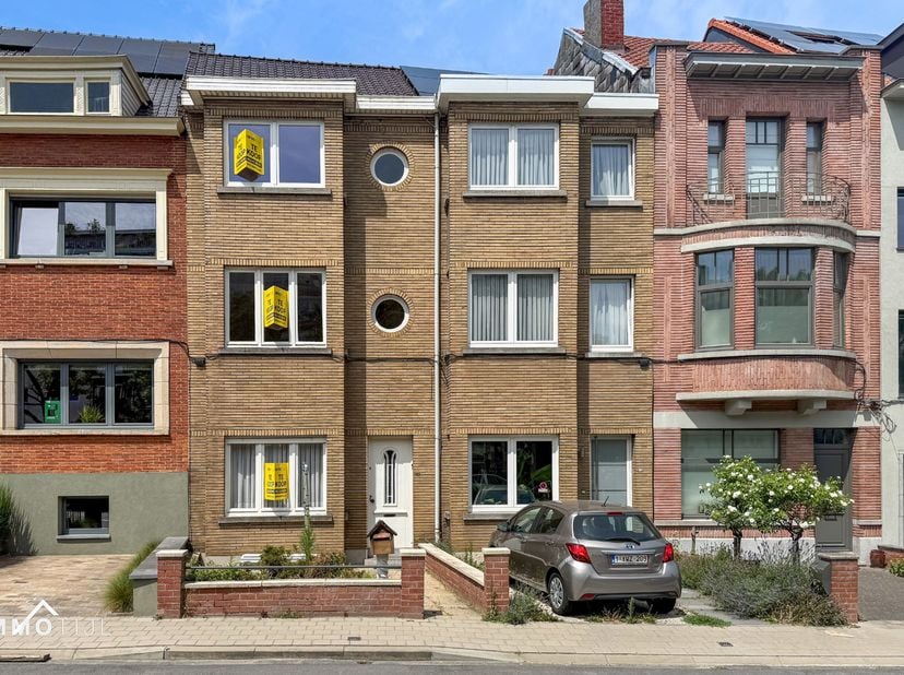 Deze ruime woning biedt tal van mogelijkheden voor wie op zoek is naar een woning die nog volledig naar eigen smaak gerenoveerd kan worden.<br />
<br