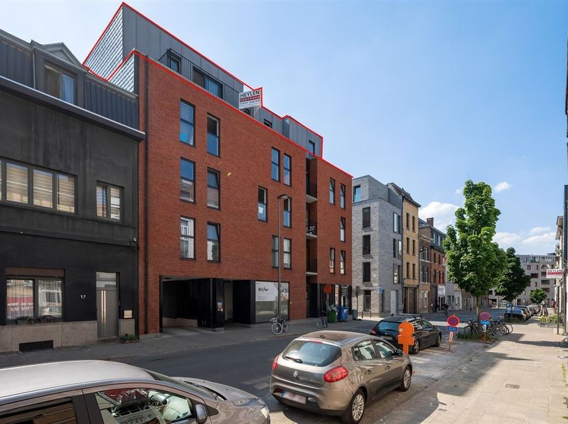 Penthouse met 4 slaapkamers en 2 badkamers te koop op toplocatie!<br />
Locatie: <br />
Zeer gunstig gelegen penthouse in trendy wijk Antwerpen-Dam bi