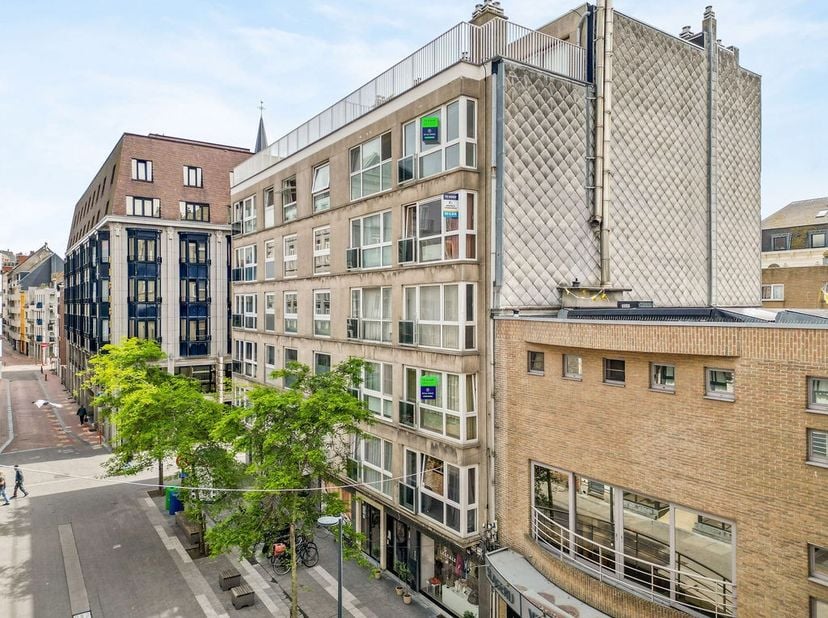 Dit volledig gerenoveerde appartement maakt deel uit van Residentie L'Escale, gelegen in de winkelstraat van Blankenberge en op slechts 150 meter van