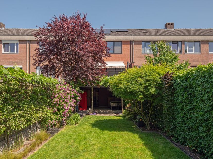Deze charmante woning heeft een bewoonbare oppervlakte van 146 m² en is gelegen op een rustige, groene locatie in een doodlopende straat. Ook is ze vl