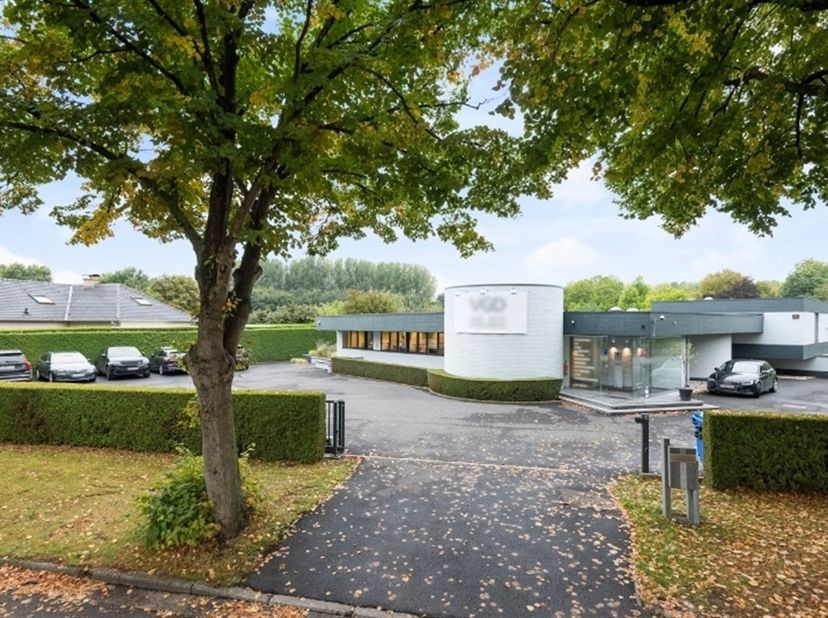 Dit uitzonderlijke pand is gelegen op wandelafstand van het centrum van Aalst, een top locatie met heel grote zichtbaarheid. Het pand staat momenteel