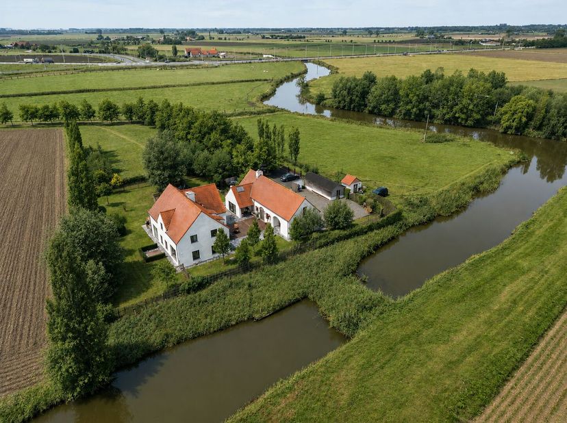 Het woonhuis kent een zeer high-end afwerkingsgraad dat gerealiseerd werd met veel oog voor detail. Het bestaat uit een inkomhal met gastentoilet die