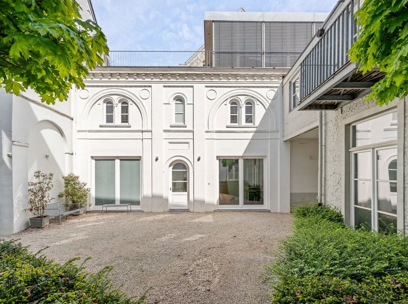 In het bruisende centrum van Gent, in de Bonifantenstraat, bevindt zich deze uitzonderlijke woning waar authentieke charme en hedendaags wooncomfort p