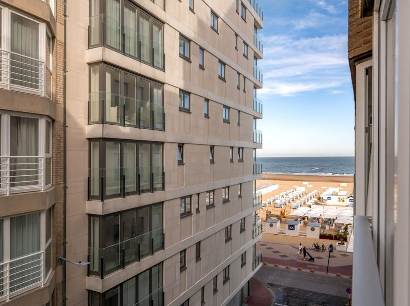 Licht op te frissen 2-slaapkamerappartement, gelegen in Duinbergen op wandelafstand van het strand en met zijdelings zeezicht.<br />
<br />
Het appart