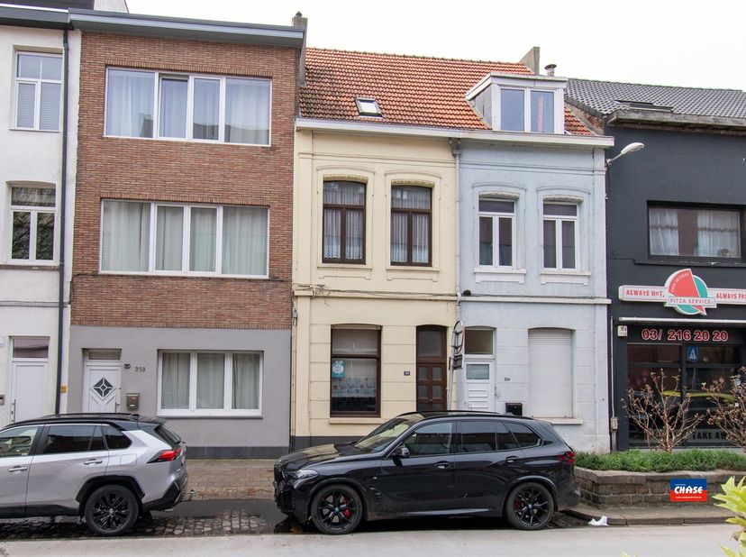 ANVERS 2020 | MAISON AVEC QUATRE À CINQ CHAMBRES ET JARDIN | EPC 342 |<br />
Plan : rez-de-chaussée : hall d'entrée : salon - cuisine fermée - salle