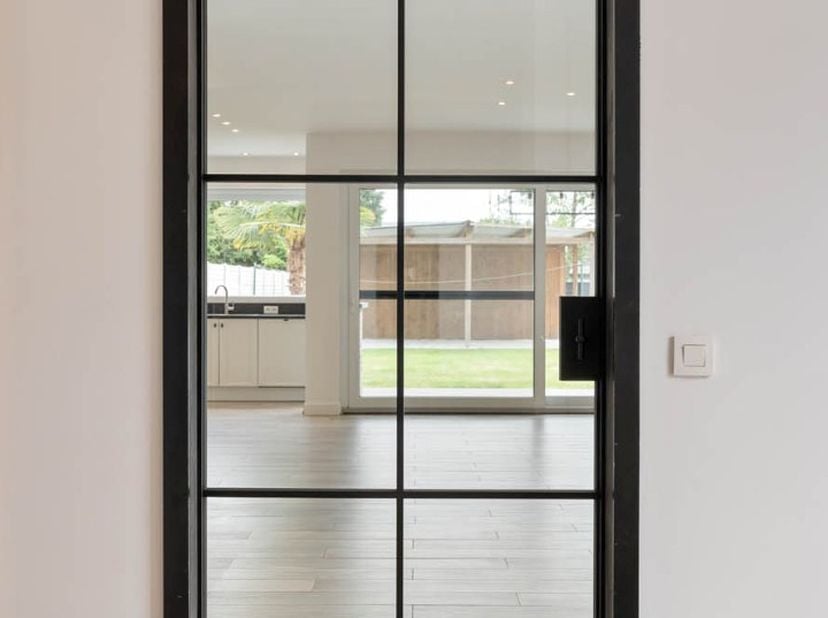 In een rustige en residentiële omgeving te Kuringen bevindt zich deze exclusieve halfopen bebouwing op een perceel van 9a 53ca. De woning combineert h