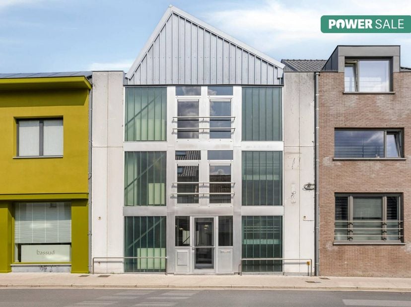 Le bâtiment se compose de 3 étages qui peuvent être aménagés de manière flexible. Cela rend le bâtiment adapté, entre autres, à diverses activités pro