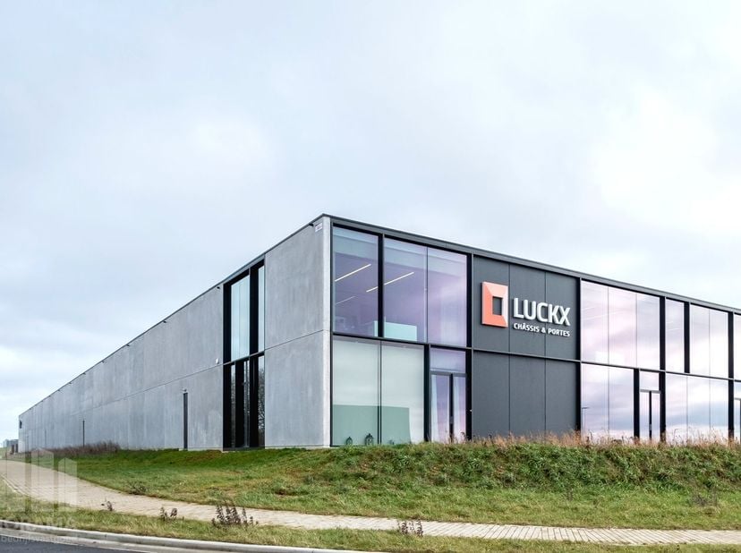 Prachtig&amp;nbsp;industrieel bedrijfsgebouw (2020) met unieke ligging met&amp;nbsp;opslagruimte, kantoren en ruime buitenopslag te Tubeke<br />
Strategisch g