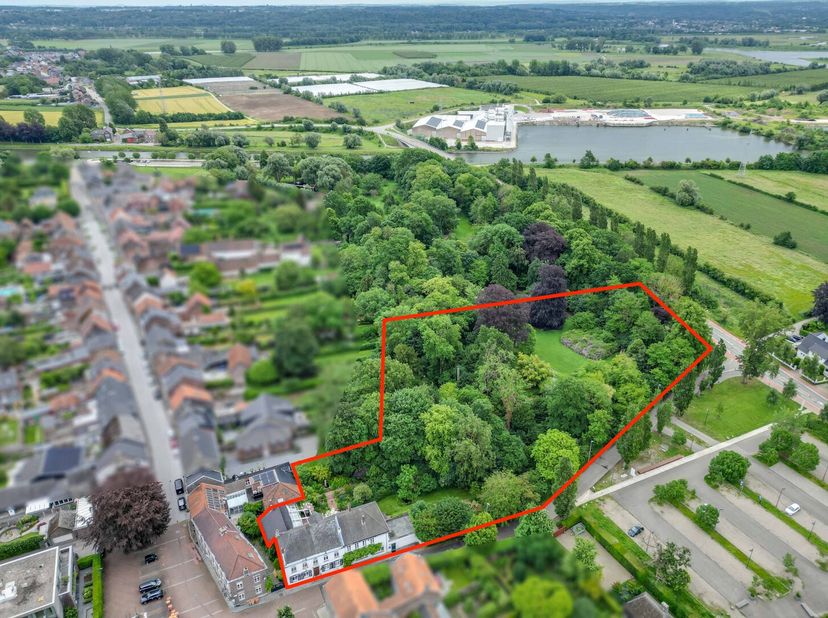 HISTORISCH HERENHUIS MET PARKTUIN OP 1HA 21A 94CA IN HET HART VAN OUD-REKEM !<br />
We vinden deze open bebouwing met een bewoonbare oppervlakte van 9